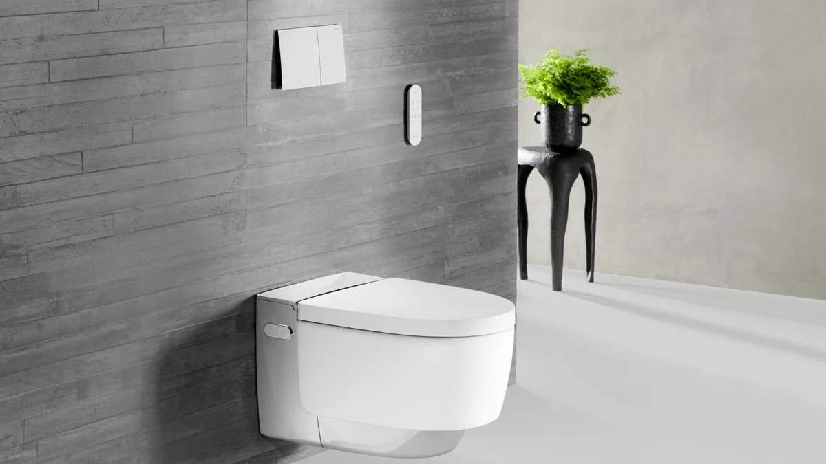 WC lavant Geberit AquaClean Mera Comfort chromé dans une salle de bains.