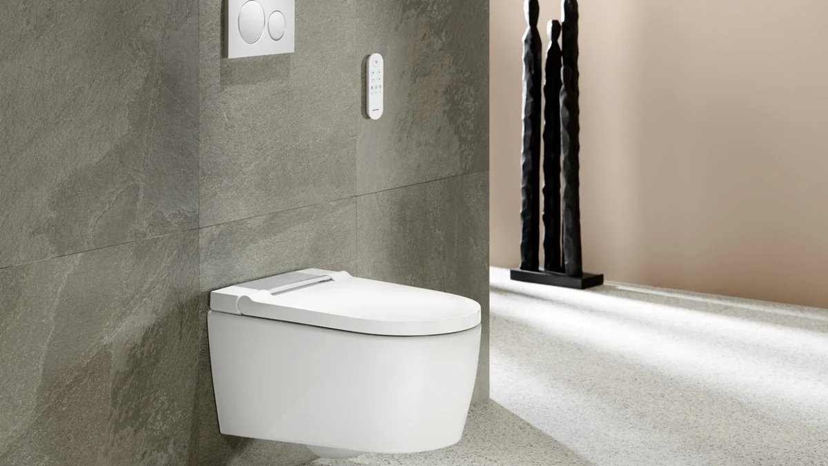 WC lavant Geberit AquaClean Sela blanc dans une salle de bains.