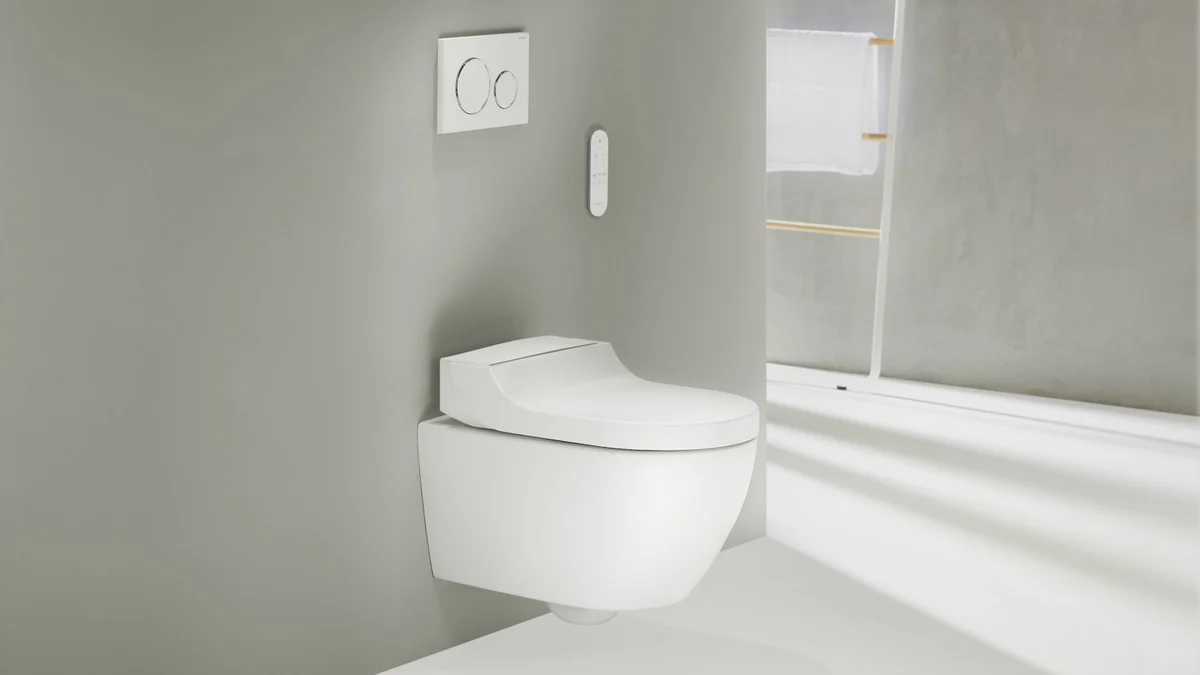 WC lavant Geberit AquaClean Tuma Comfort dans une salle de bains.