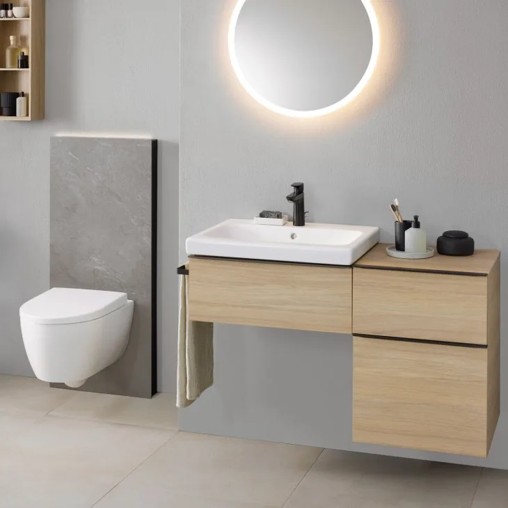 Panneau sanitaire Geberit Monolith Plus avec éclairage allumé et WC suspendu.