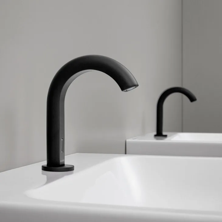 Robinet Geberit Piave noir mat monté sur le lavabo.