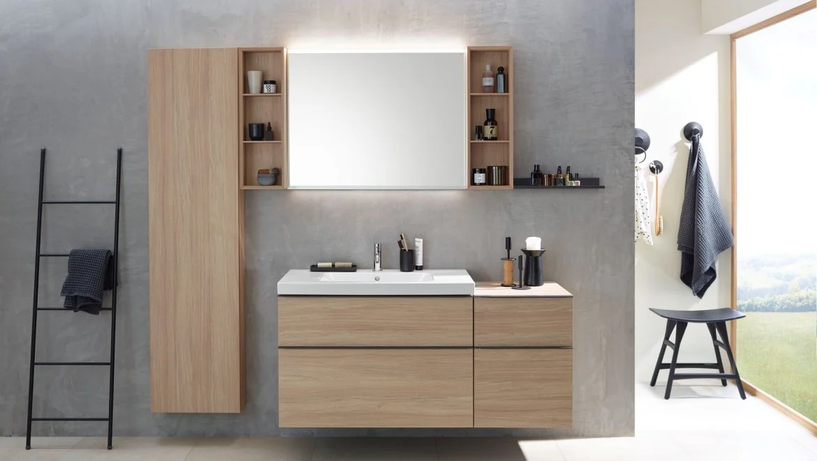 Lavabo et meubles Geberit iCon en finition bois, avec colonne et armoire de toilette.