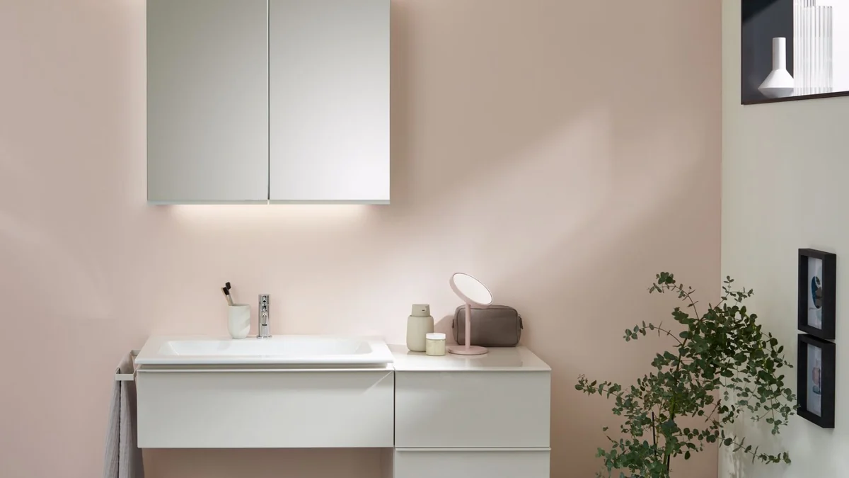 Armoire de toilette Geberit Option Plus au-dessus d’un lavabo et de meubles iCon.