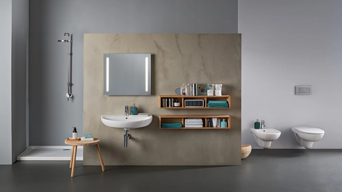 Salle de bains Geberit Selnova avec lavabo suspendu, WC, bidet et douche.