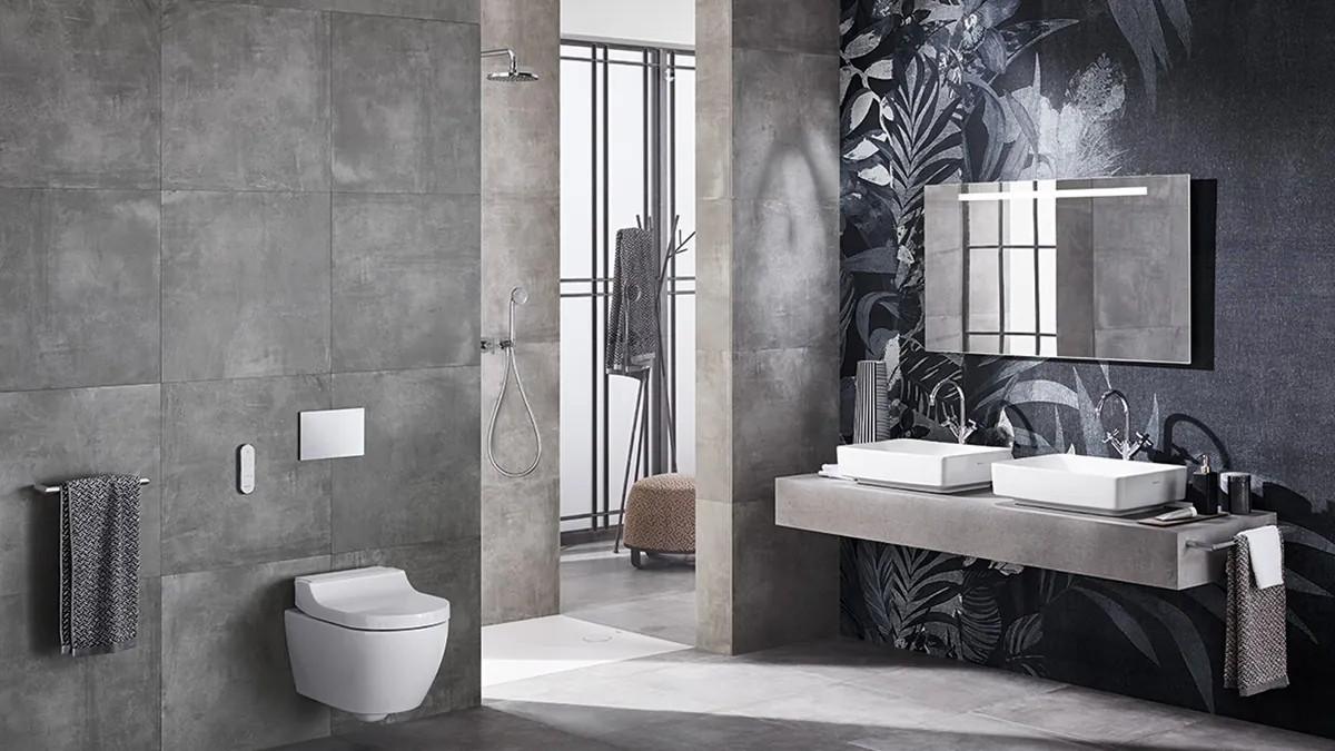 Salle de bains équipée de vasques à poser Geberit VariForm et d’un WC lavant.