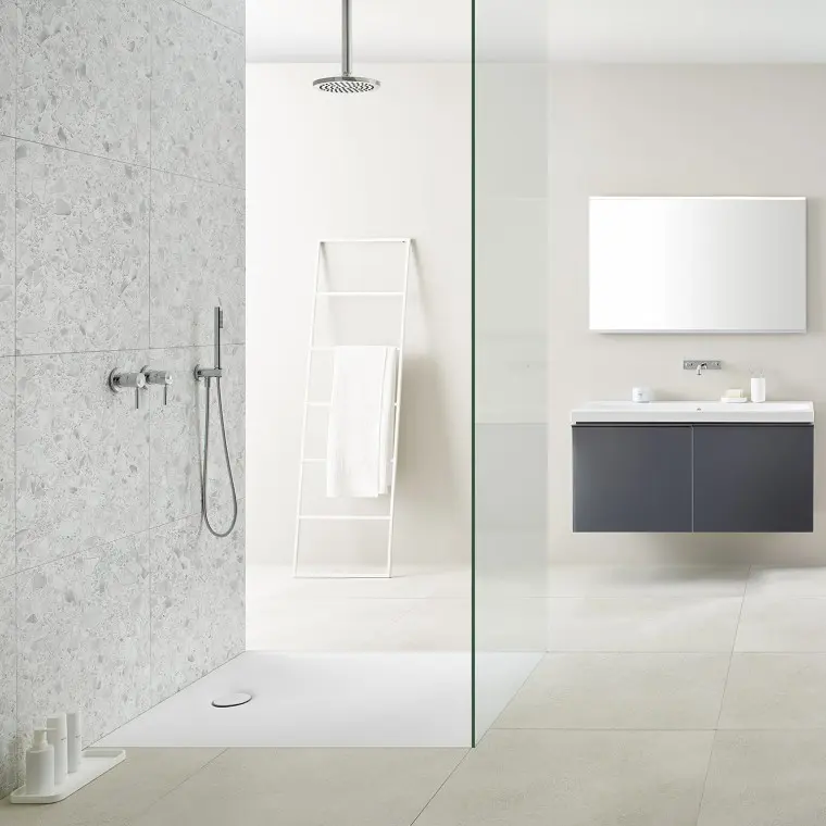 Salle de bains avec surface de douche Geberit Setaplano